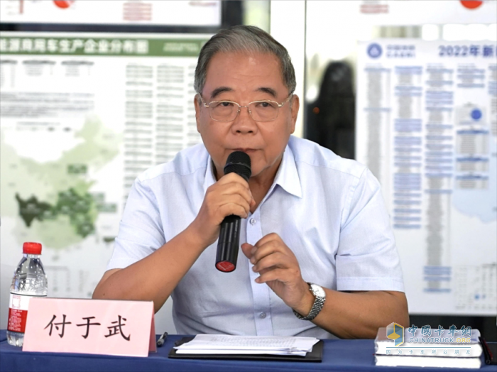 中國(guó)汽車(chē)工程學(xué)會(huì)名譽(yù)理事長(zhǎng)、中國(guó)商用車(chē)黑科技大賽評(píng)審委員會(huì)主席付于武