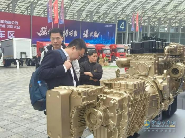 燃動未來！東風商用車2025合作伙伴大會，龍擎動力“鏈”接精彩