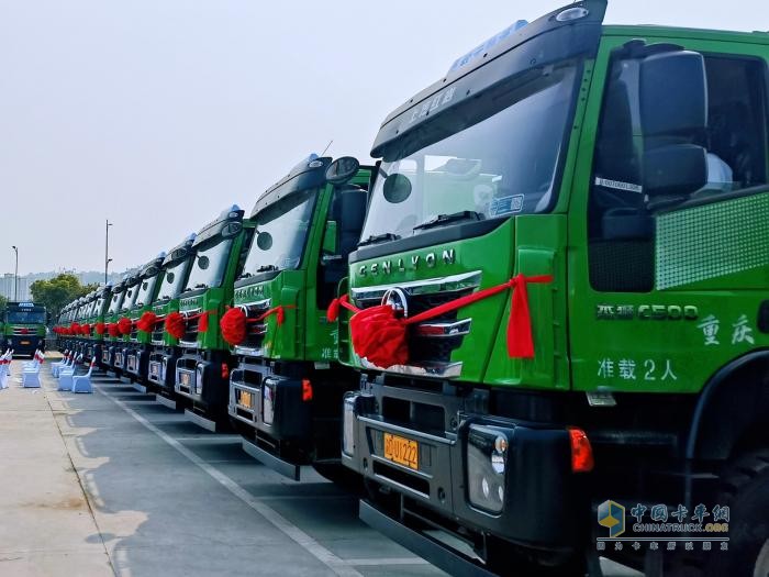 上汽紅巖新型智能渣土車(chē)批量交付，助力重慶打造山水美麗之城