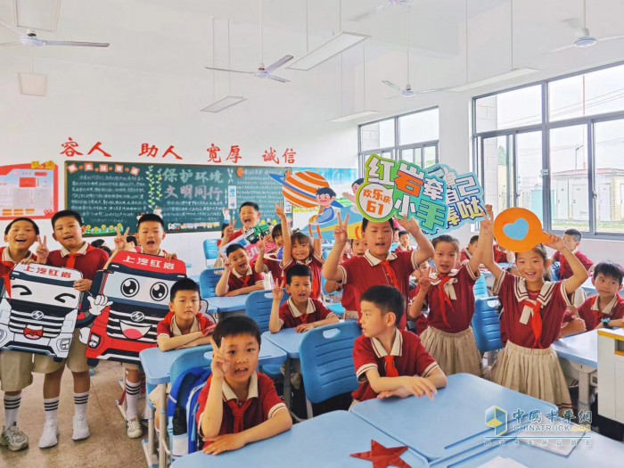 多校聯(lián)動卡車夢 上汽紅巖攜手紅巖小學(xué)筑夢六一