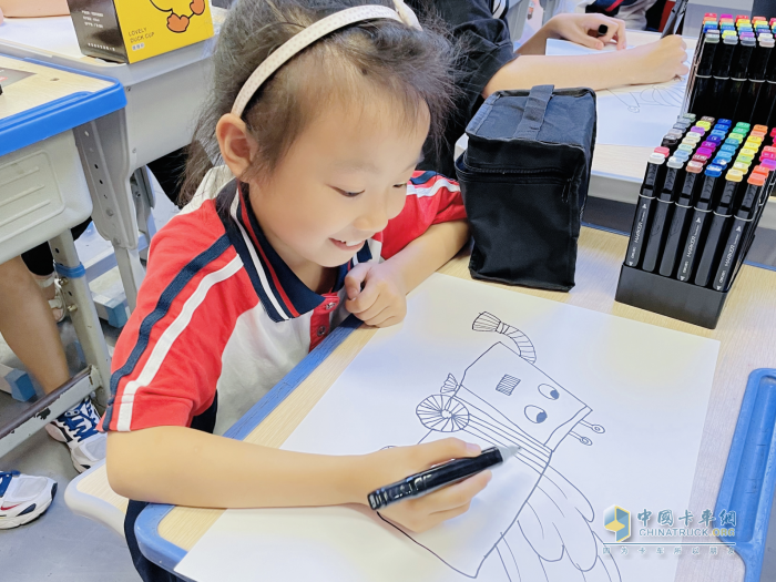 多校聯(lián)動卡車夢 上汽紅巖攜手紅巖小學(xué)筑夢六一