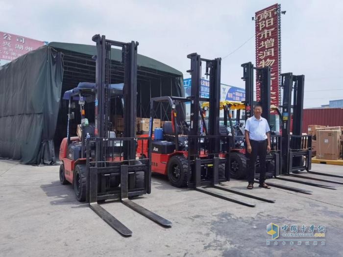 河南南陽首批汕德卡車主自述 六輛車均實(shí)現(xiàn)百萬公里記錄
