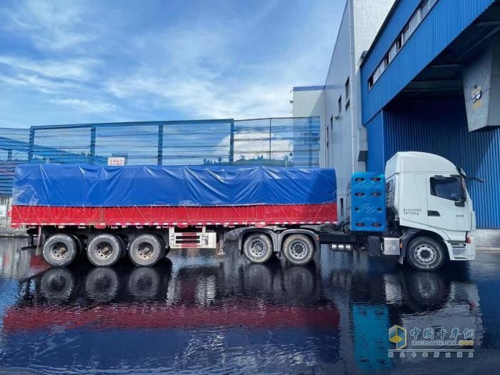 上汽紅巖CNG重卡燒氣不費(fèi)跑車不貴？來聽聽新疆卡友怎么說