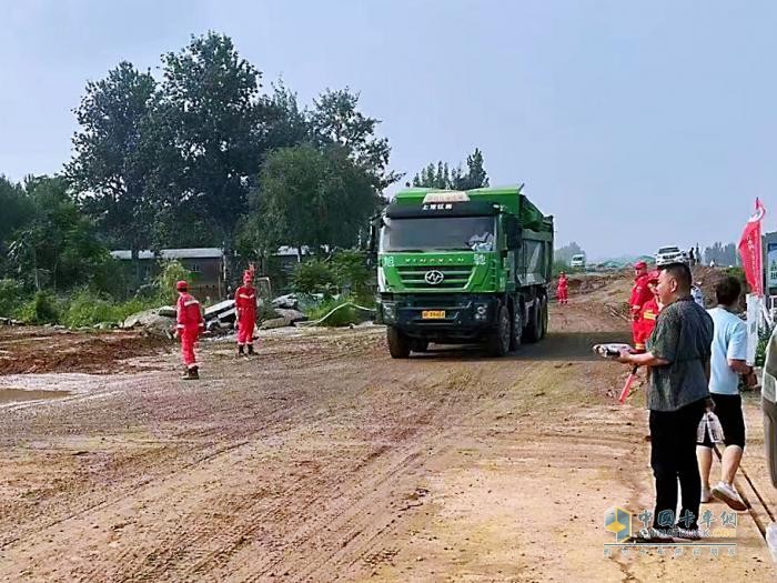 一方有難八方支援 上汽紅巖工程自卸車全面參與抗洪搶險(xiǎn)