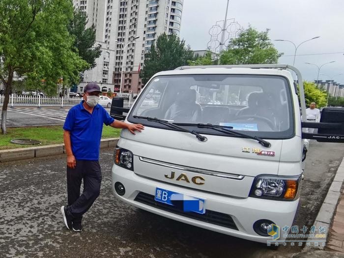 拉水果一車“兩”用，江淮1卡愷達是他的“解悶”神器