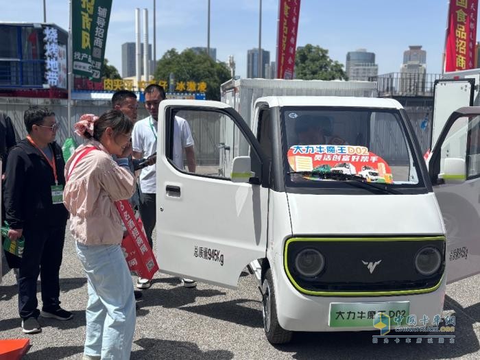 大力牛魔王新能源物流車亮相鄭州糖酒會 精準(zhǔn)匹配城配需求受矚目