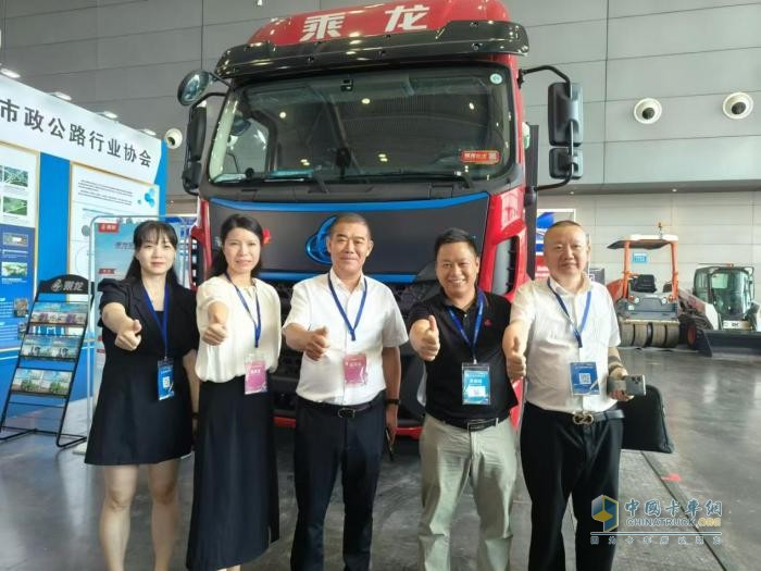 乘龍H5充換電牽引亮相市政工程展，新能源市政大有可為