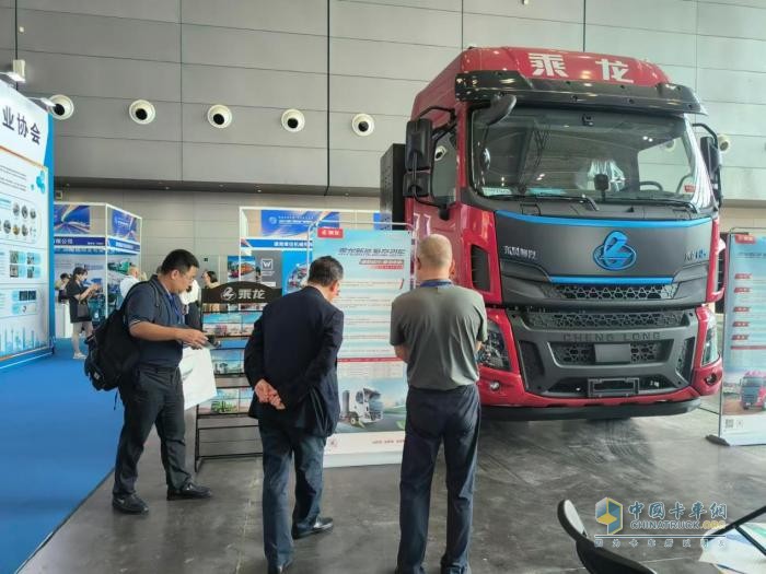 乘龍H5充換電牽引亮相市政工程展，新能源市政大有可為