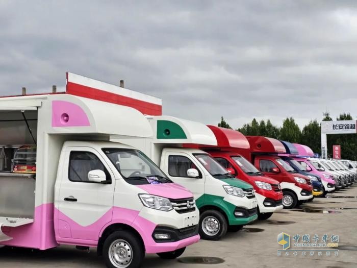 長安跨越翼展式售貨車：助陣重慶小面文化節(jié)，共享美食盛宴！