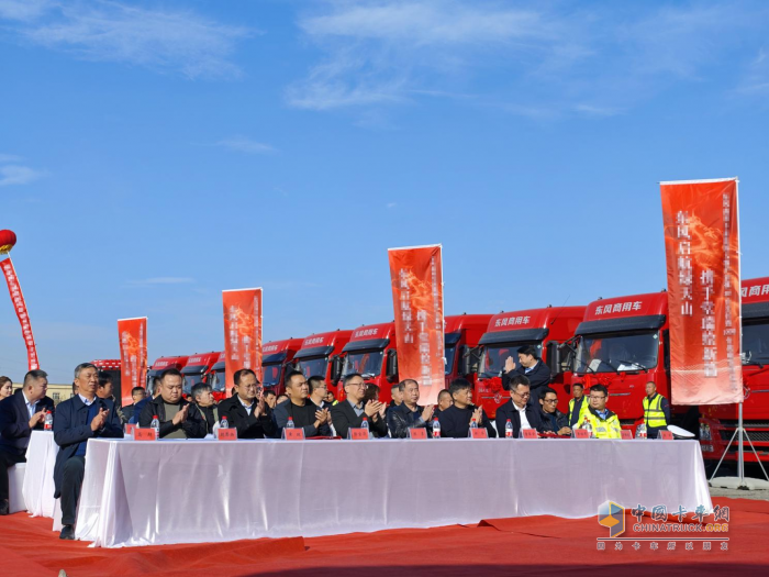 80臺東風(fēng)天龍電動牽引車開拓新疆綠色轉(zhuǎn)型新局面