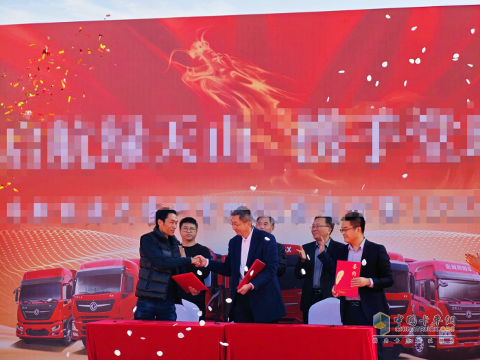 80臺東風(fēng)天龍電動牽引車開拓新疆綠色轉(zhuǎn)型新局面