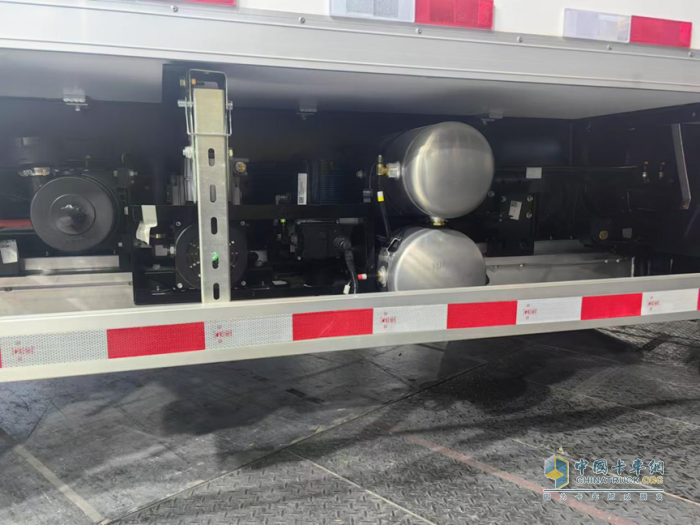 2C超能快充+雙擋電驅橋技術，歐馬可智藍ES1·165冷藏車重塑科技標桿