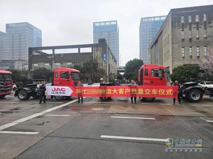 強(qiáng)強(qiáng)聯(lián)合！一次性批量購入50臺江淮重卡，開啟高效運(yùn)輸新篇章