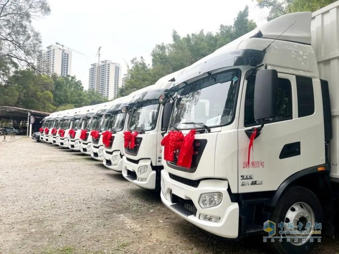 10輛東風(fēng)天錦快遞車交付柳州大客戶