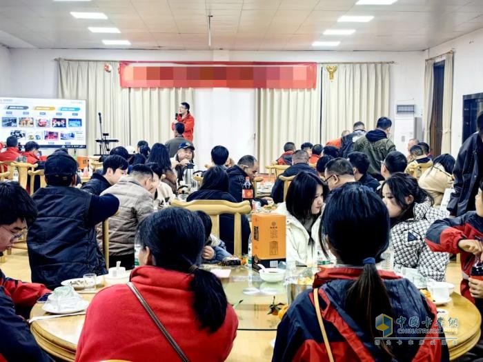 10輛東風(fēng)天錦快遞車交付柳州大客戶