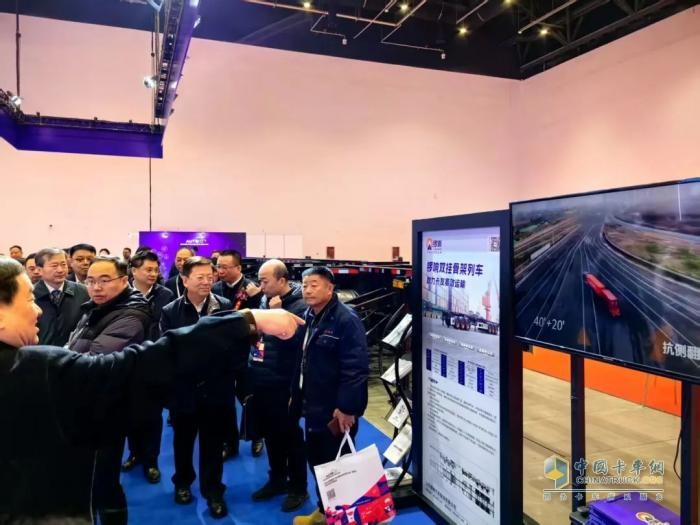 鑼響集團(tuán)攜“雙掛骨架列車”閃耀2025AMR中國國際汽保汽配展，創(chuàng)新技術(shù)引行業(yè)矚目！