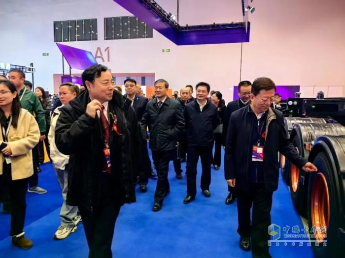 鑼響集團(tuán)攜“雙掛骨架列車”閃耀2025AMR中國國際汽保汽配展，創(chuàng)新技術(shù)引行業(yè)矚目！