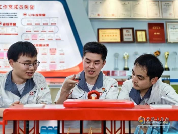 喜報(bào)！肖乾亮榮膺“湖南省勞動(dòng)模范”！