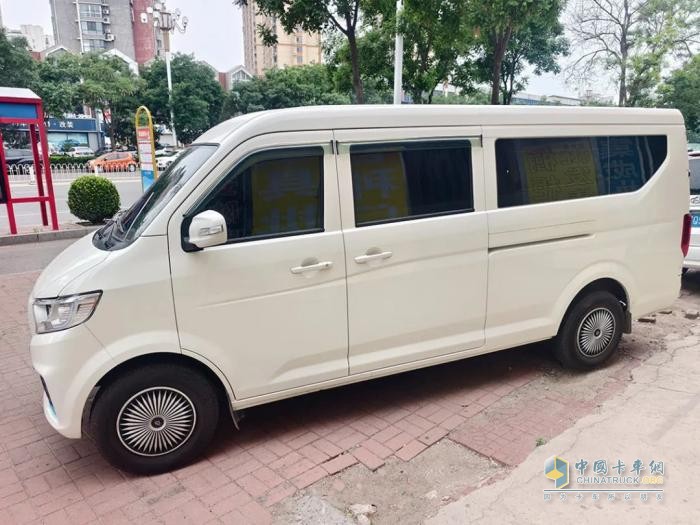 誰說工具車只能拉貨？來看跨越星V7EV的全新打開方式！