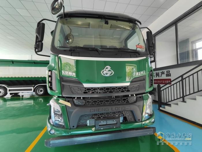 征服山路窄巷！乘龍M3三軸飼料車34m3巨無(wú)霸的靈動(dòng)之軀