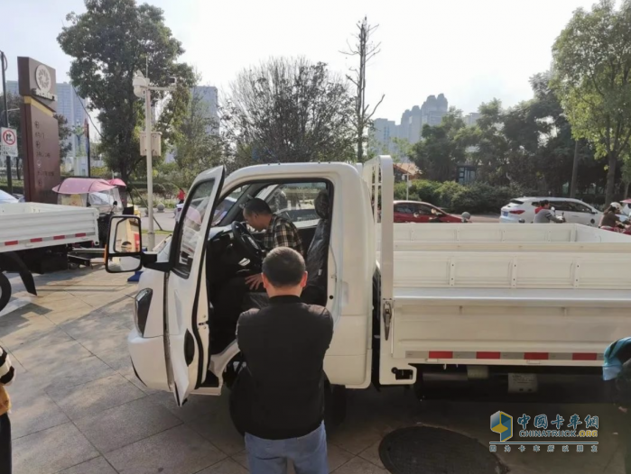 再次實(shí)現(xiàn)突破與創(chuàng)新 飛碟締途X3小金牛自卸車(chē)成都推介會(huì)斬獲6臺(tái)訂單
