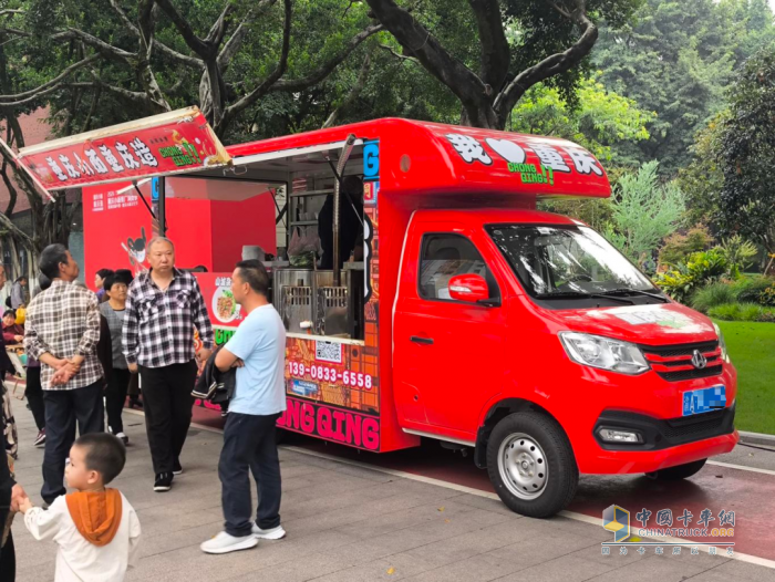 長安跨越翼展式售貨車：助陣重慶小面文化節(jié)，共享美食盛宴！