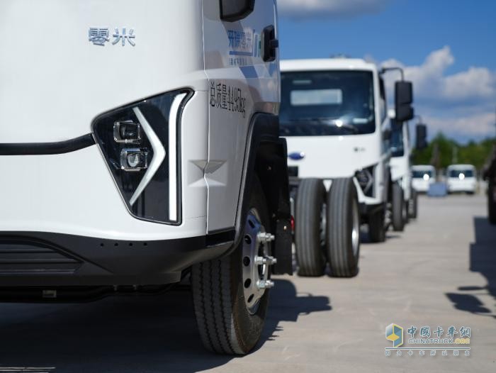 中國(guó)卡車網(wǎng)2025年度盛典，零米輕卡獲“最美電動(dòng)輕卡”獎(jiǎng)