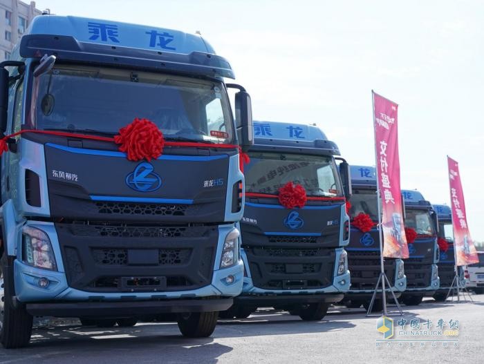乘龍引領(lǐng)綠色運(yùn)輸革命！50臺(tái)H5換電牽引烏魯木齊盛大交付