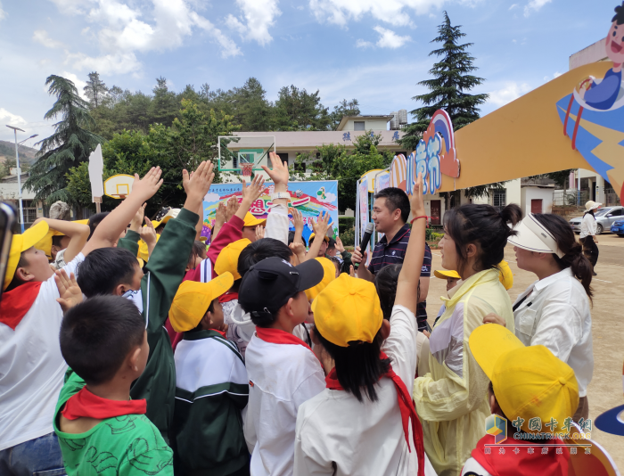多校聯(lián)動卡車夢 上汽紅巖攜手紅巖小學(xué)筑夢六一