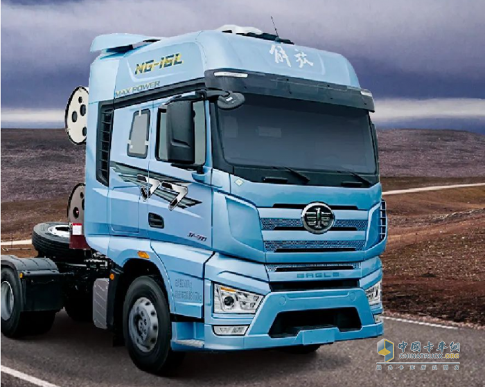 解放J7 600馬力LNG牽引車，引領(lǐng)高效運(yùn)營(yíng)新篇章