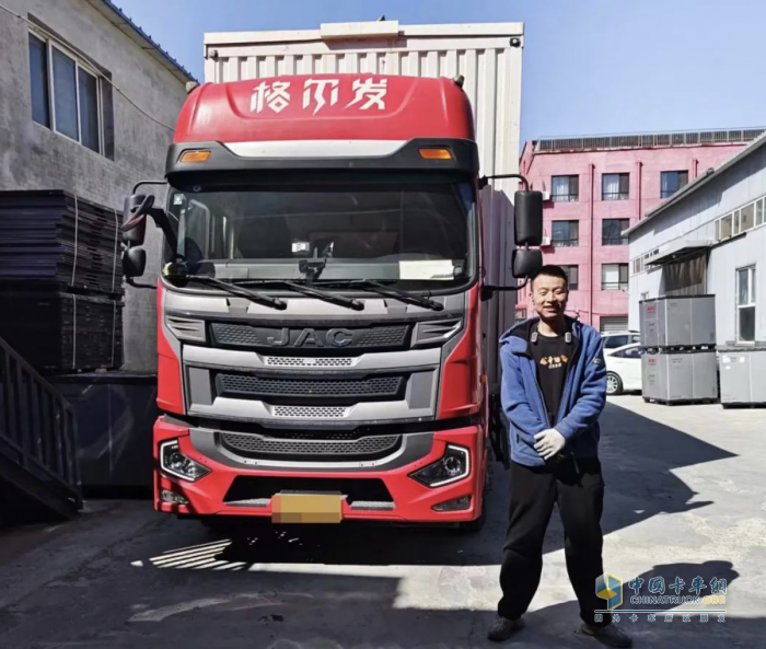 零部件運(yùn)輸利器：江淮格爾發(fā)4×2載貨車助力錢(qián)老板事業(yè)騰飛