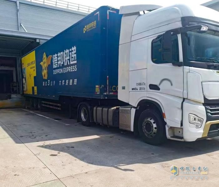 跑長途快遞穩(wěn)操勝券！黨師傅力薦龍驤4×2牽引車