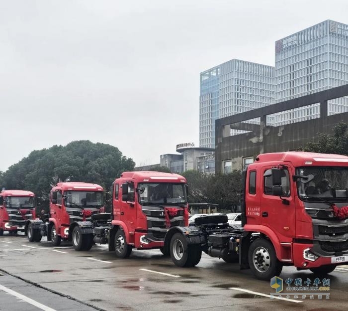 強(qiáng)強(qiáng)聯(lián)合！一次性批量購入50臺江淮重卡，開啟高效運(yùn)輸新篇章