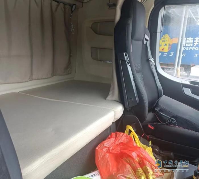 跑長途快遞穩(wěn)操勝券！黨師傅力薦龍驤4×2牽引車