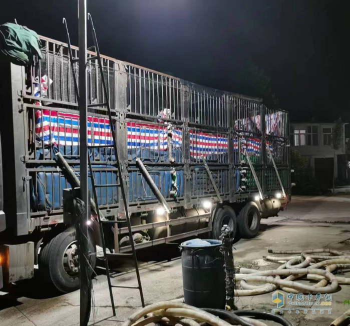 運(yùn)魚車拋錨，解放滕州服務(wù)站38℃高溫3小時緊急救援