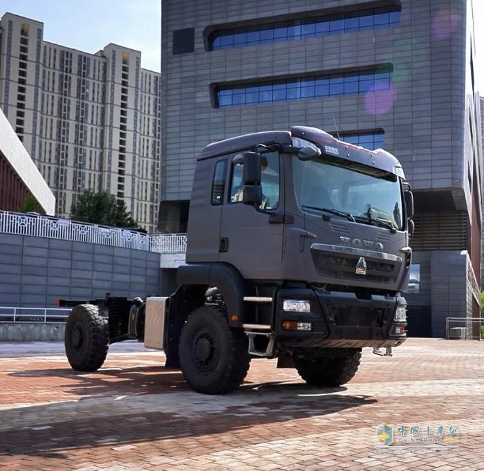 中國重汽豪沃中型4×4獨立懸架越野車：荒野主宰，肆意馳騁！