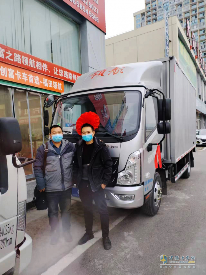 “服裝物流達人”韋新春：輕卡跑長途就選領(lǐng)航M5 開得舒服、賺得更多