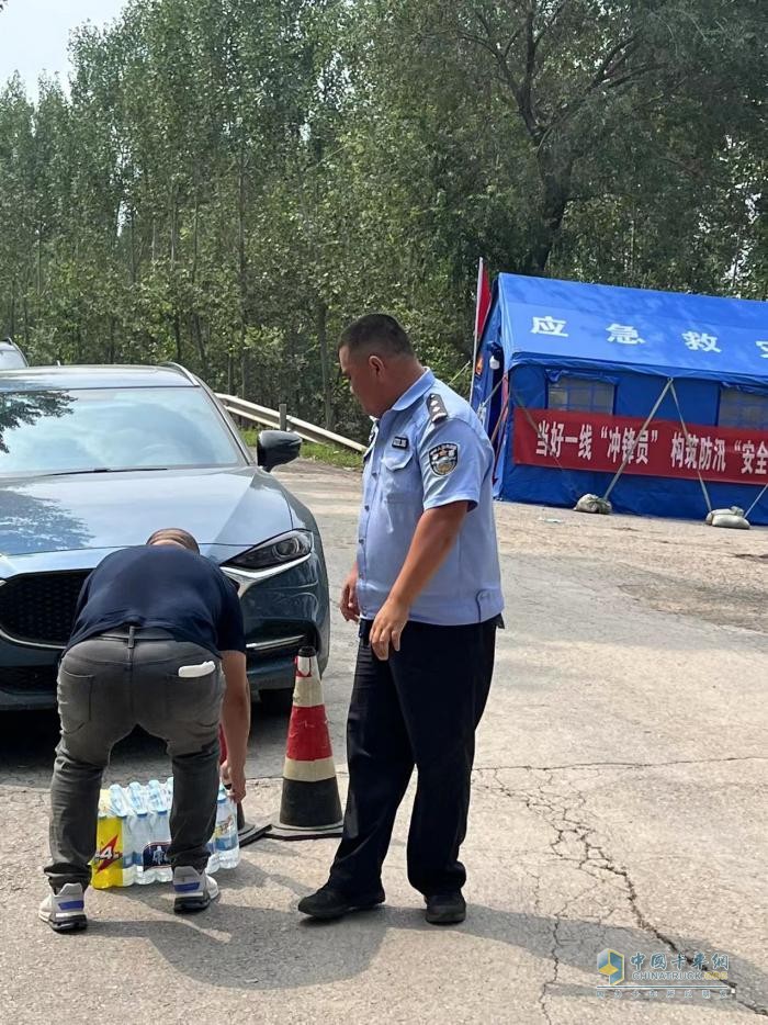 天災(zāi)無情人有情，東風(fēng)途逸李師傅、樊先生挺身而出助力抗洪救災(zāi)