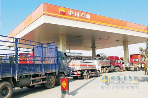 加油站外等候加油的卡車長龍
