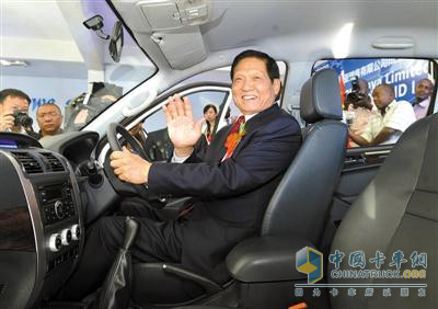 劉淇試乘福田在東非市場發(fā)布的新型皮卡車樣車