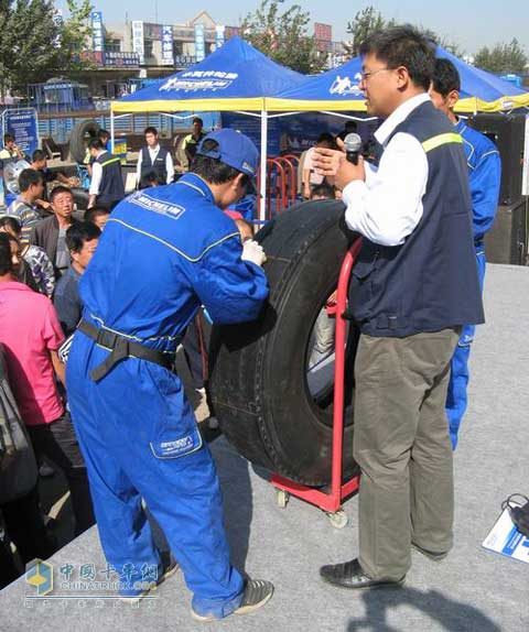 米其林專家在對卡車司機作客車輪胎刻溝服務(wù)的講解