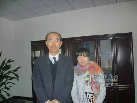 廣汽日野銷售部副部長村岡寬明與卡車網(wǎng)記者合影