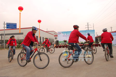 低碳萬里行啟動(dòng)儀式上自行車慢騎比賽活動(dòng)進(jìn)行中