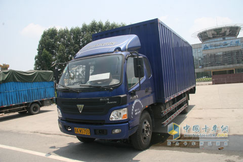 停在路邊等活的歐馬可車輛