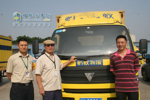 螞蟻物流創(chuàng)始人李濤（中）與車輛管理安全處長余江（左）及成都和田汽貿(mào)總經(jīng)理龐勇（右）合影
