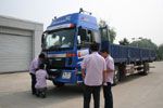 工作人員正在檢查車(chē)輛