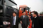 領(lǐng)導(dǎo)參觀展車--J6