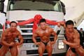 上汽依維柯紅巖健美先生在杰獅展車(chē)前表演