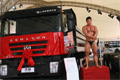 熱鬧非凡的上汽依維柯紅巖杰獅展車(chē)前表演