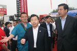 太原車展期間領(lǐng)導(dǎo)視察中國(guó)重汽展位